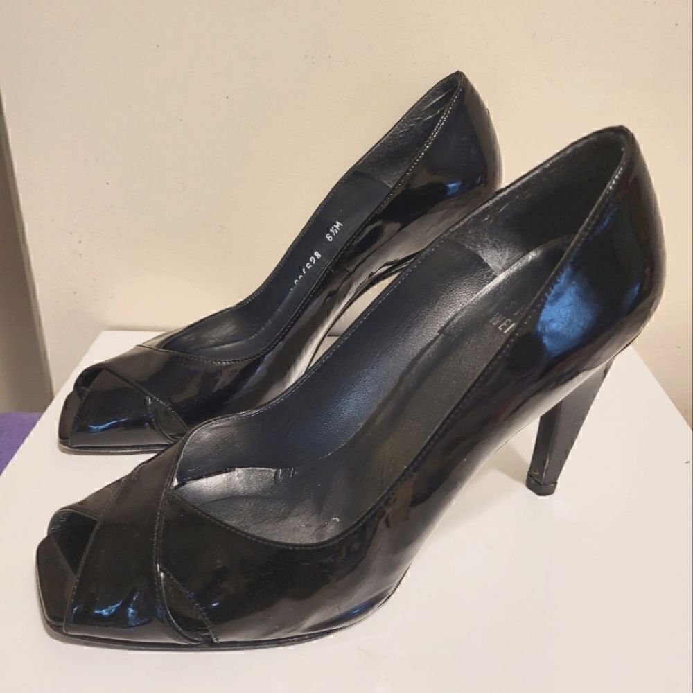 Stuart Weitzman Black Patent Leather Peep Toe Curved Heel Pumps sz.6.5 Ret $395
